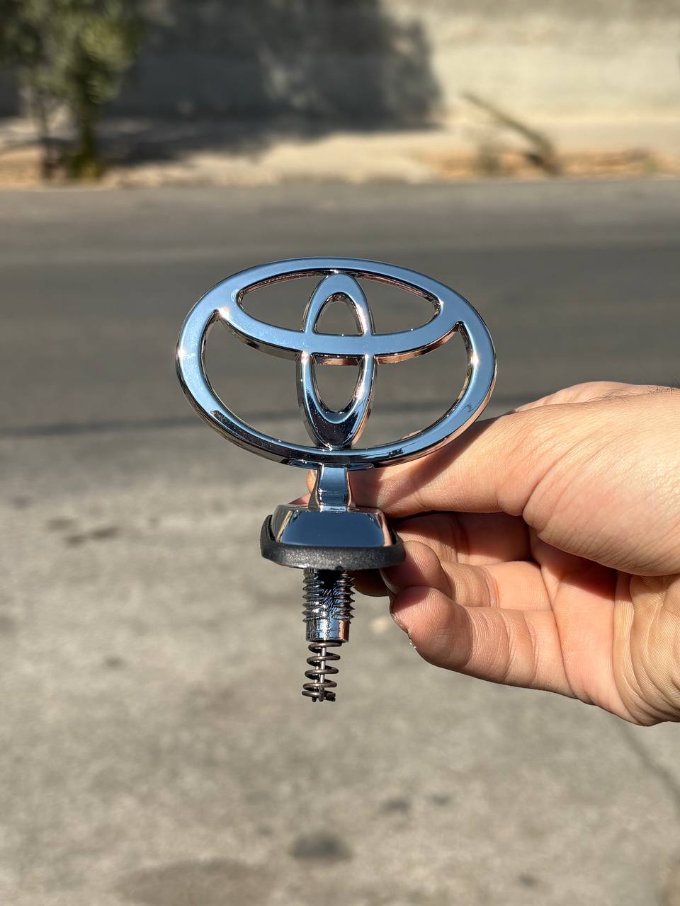 آرم روی کاپوت تویوتا فنری